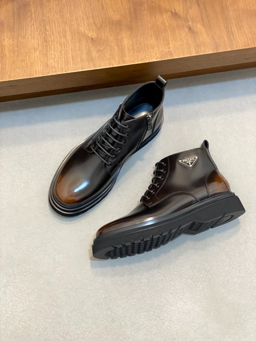 Men's men's shoes💰900 Prada/Prada Thick-soled formal wear shipped, same style at the counter, top-quality goods produced in Dongguan, those who know the goods should hurry up and start! New men's casual leather shoes, imported calfskin, shiny and translucent leather, uniform leather holes, fine texture, splicing and sewing technology, soft, comfortable and wrinkle-free, elegant Derby shoe shape, thickened and heavy-duty made, high-quality products that kill all currencies in the market, standard gold-label cowhide feet, calfskin lining, thickened rubber sole, durable and wear-resistant, ultra-light material, extremely comfortable for the upper foot, smooth surface, splicing lines, two styles to choose from, complete packaging! Size: 39-40-41-42-43-44 (45 customized) leather shoes